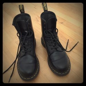Black Dr. Martens Women’s 1460 Smooth Size 7